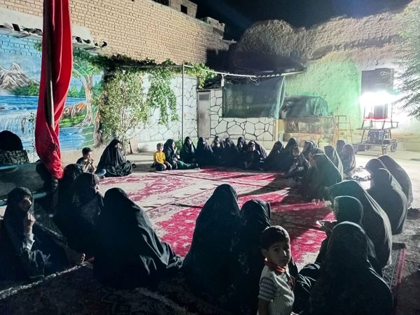 مراسم عزاداری ماه صفر در روستای نقاب با وجود قطع برق