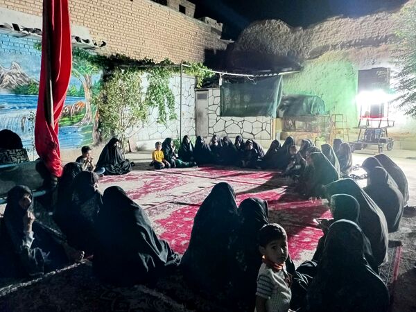 مراسم عزاداری ماه صفر در روستای نقاب با وجود قطع برق