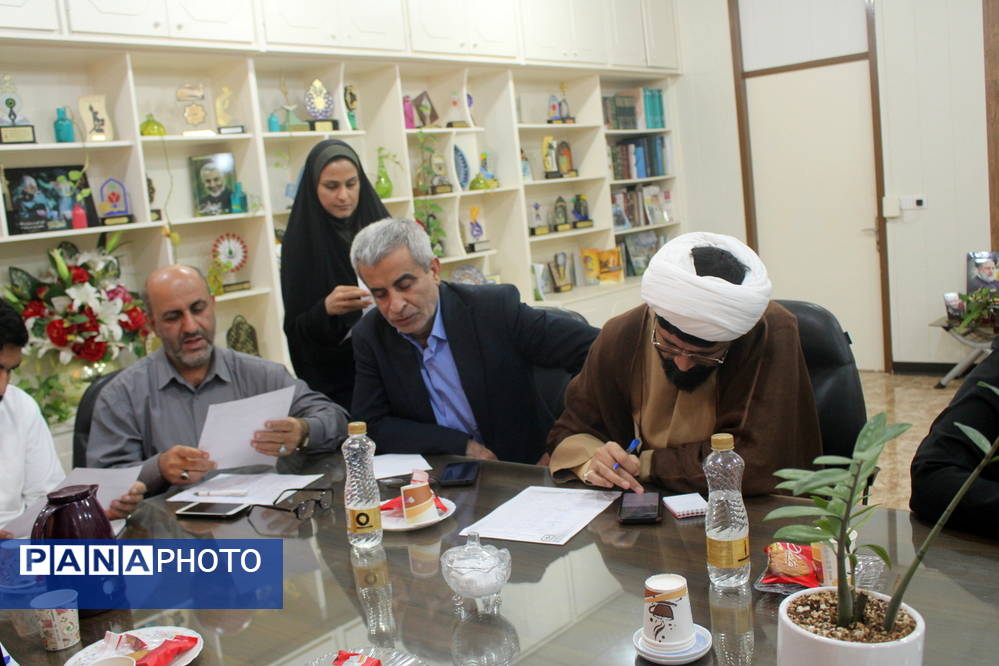 جلسه ستاد برنامه ریزی زنگ بازگشایی مدارس و زنگ ایثار و مقاومت در بوشهر