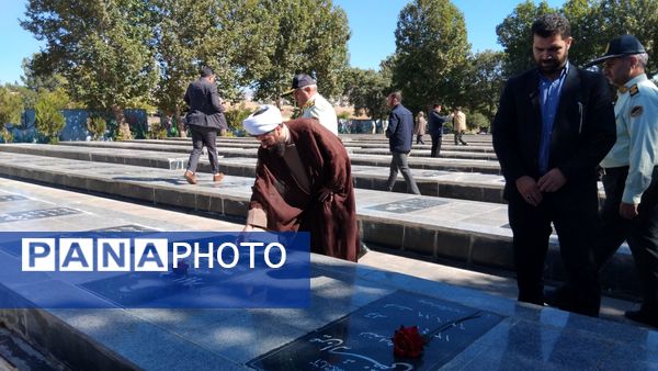 گلباران مزار شهدای اهر به‌مناسبت آغاز هفته دفاع مقدس