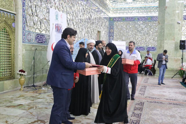 همایش تجلیل از دختران عضو هلال احمر در قم