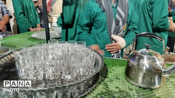 گذری بر غرفه دهه نودی ها و چایخانه حضرت زهرا(س)