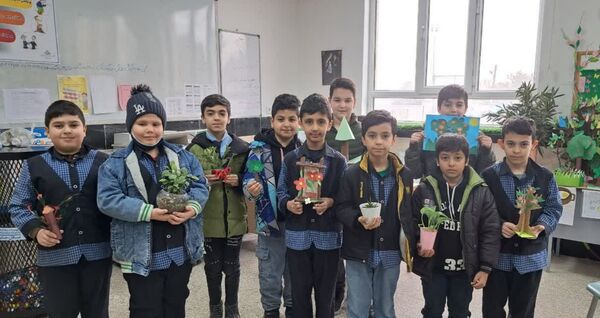 مشارکت دانش‌آموزان در فعالیت درختکاری دبستان شهدای گمنام۲