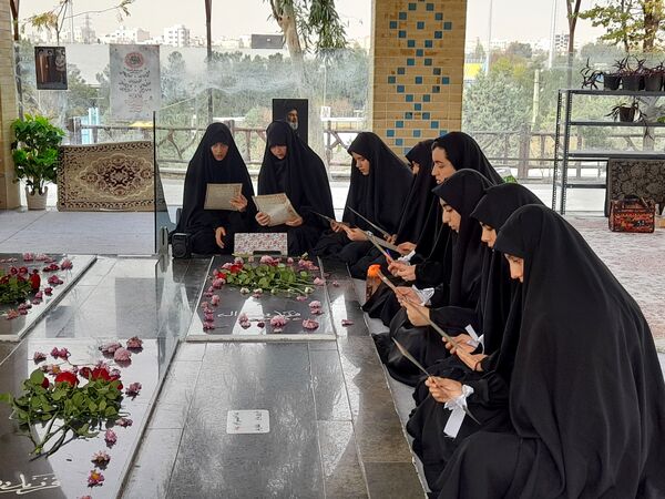 ادای احترام به شهدا توسط دانش‌آموزان دبیرستان فرهنگ ۱۳