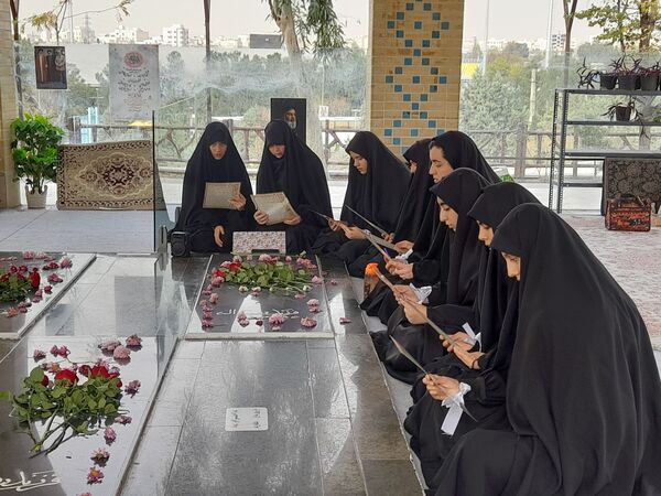 ادای احترام به شهدا توسط دانش‌آموزان دبیرستان فرهنگ ۱۳