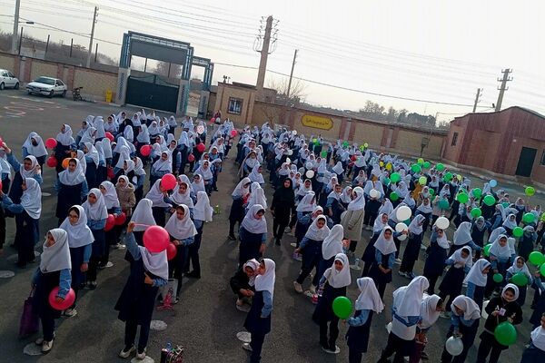 افتتاح زمین چمن مصنوعی آموزشگاه دخترانه شاهد فرهنگ همزمان با جشن ۲۲ بهمن