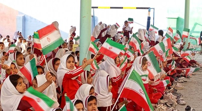  زنگ انقلاب در مدرسه عطار بندرعباس به صدا در آمد