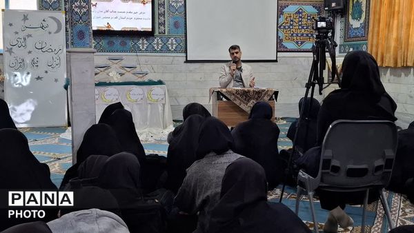 نشست صمیمی دانش آموزان هنرستان اندیشه شهر کهک با نماینده مردم قم در مجلس