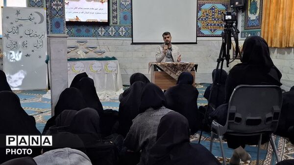 نشست صمیمی دانش آموزان هنرستان اندیشه شهر کهک با نماینده مردم قم در مجلس