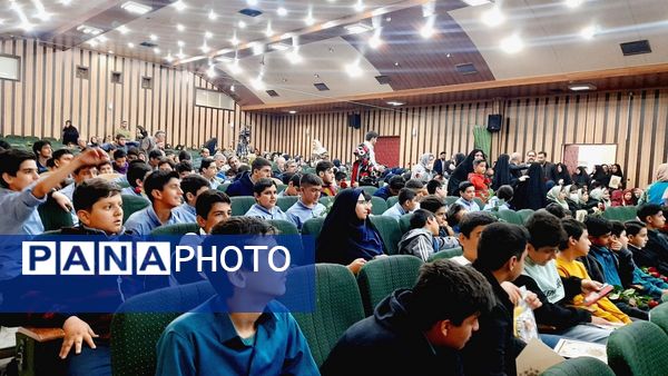 مراسم تجلیل از دانش‌آموزان ممتاز مدارس شاهد استان البرز