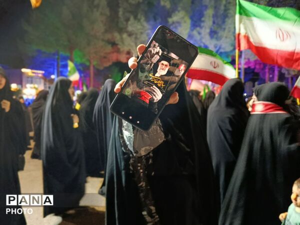 اجتماع شبانه نوجوانان شهرستان رشتخوار در سوگ رهبر شهید
