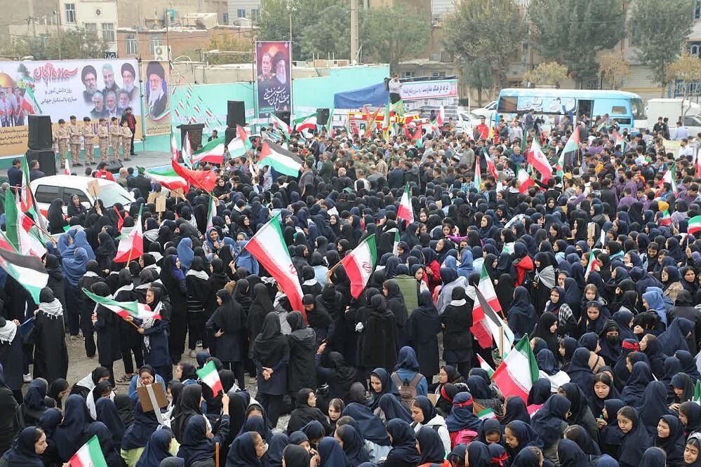 حضور پرشکوه دانش‌آموزان کهریزک و باقرشهر در راهپیمایی ۱۳ آبان