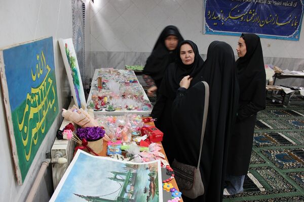 بازدید مدیر کانون فرهنگی هدایت از نمایشگاه آثار تجسمی دانش‌آموزان سوده