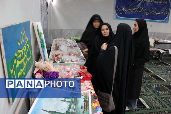 بازدید مدیر کانون فرهنگی هدایت از نمایشگاه آثار تجسمی دانش‌آموزان سوده