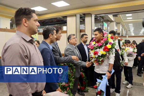 مراسم استقبال از دانش‌آموزان مدال‌آور و افتخارآفرینان المپیک دانش‌آموزی صربستان در فرودگاه بین المللی بوشهر 