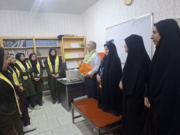 بازدید مدرسان کشوری سازمان دانش‌آموزی از دبیرستان تمام تشکیلاتی عفت