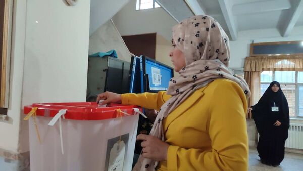 مرحله دوم انتخابات ریاست‌جمهوری باحضور مردم ولایت‌مدار مشهد در هنرستان ایراندخت 