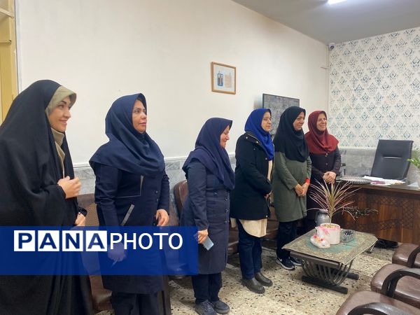 تقدیر از مشاور هنرستان مهدیزاده نیا ناحیه هفت مشهد