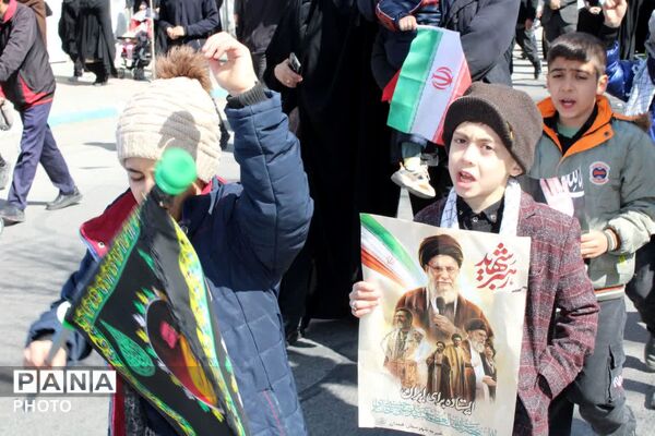 راهپیمایی دانش‌آموزان در همدان