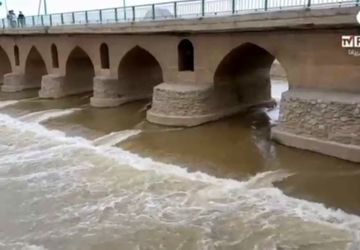 جاری شدن آب در رودخانه ساحلی فلاورجان