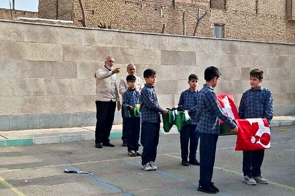 تجدید عهد دانش آموزان مدرسه ایمان ورامین با امام حسین (ع) 