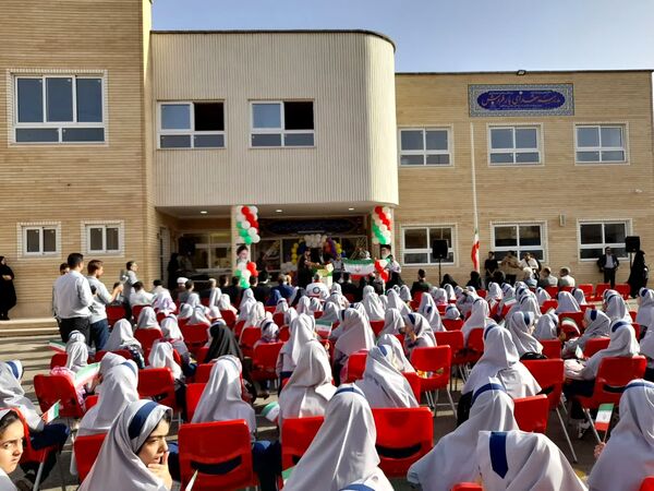 آیین نواخته شدن زنگ مهر در مدرسه شهدای بار فروش با حضور مسئولان استان و شهرستان کاشان