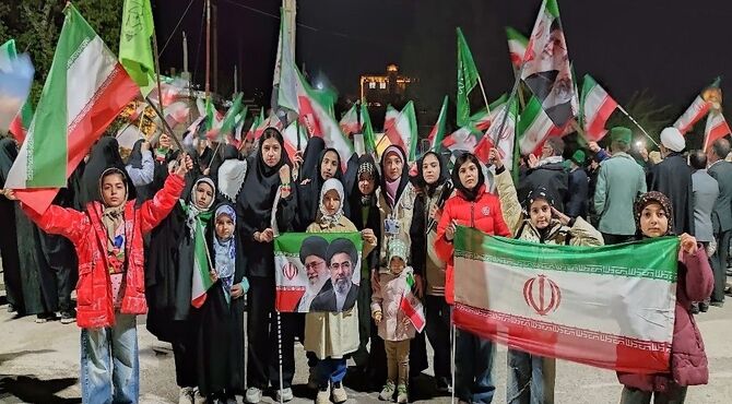 با حضور در اجتماع خیابانی در پیروزی ایران اسلامی نقشی خواهیم داشت