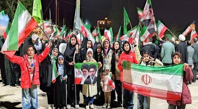 با حضور در اجتماع خیابانی در پیروزی ایران اسلامی نقشی خواهیم داشت