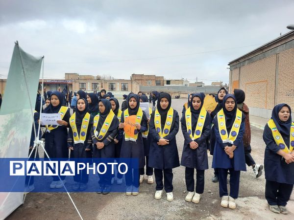 در هفته درختکاری دبیرستان دخترانه فدک تربت جام سرسبزتر شد