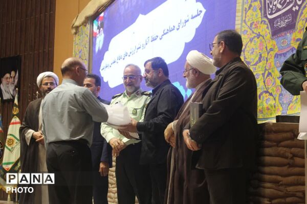 رونمایی از نخستین جلد دانشنامه دفاع مقدس استان قم
