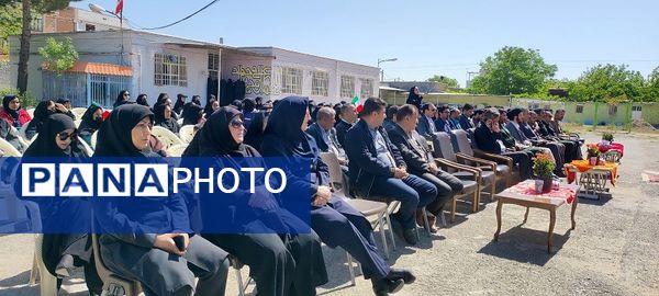 نواختن زنگ سپاس معلم در دبیرستان عشایری شبانه‌روزی خاتم الانبیا در روستای حسین آباد شهرستان شیروان