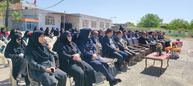 نواختن زنگ سپاس معلم در دبیرستان عشایری شبانه‌روزی خاتم الانبیا در روستای حسین آباد شهرستان شیروان