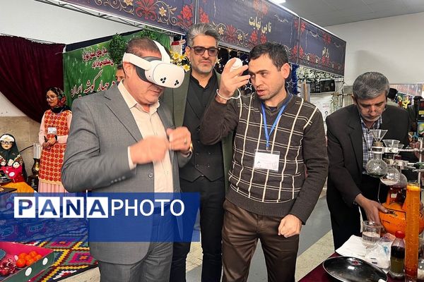 بازدید رئیس اداره آموزش و پرورش کهریزک از نمایشگاه دستاوردهای دانش‌آموزی در اداره کل آموزش و پرورش شهرستانهای تهران 