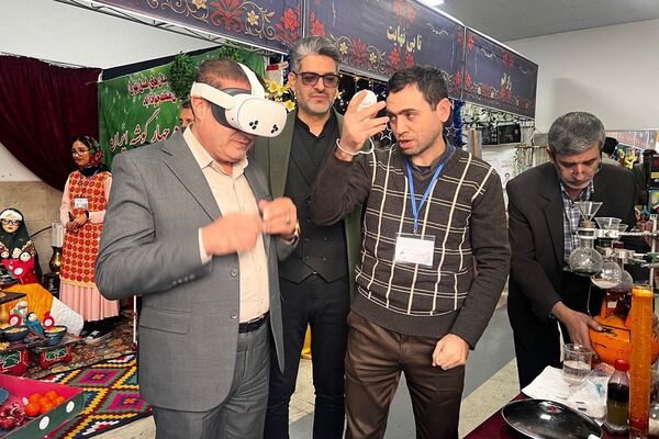 بازدید رئیس اداره آموزش و پرورش کهریزک از نمایشگاه دستاوردهای دانش‌آموزی در اداره کل آموزش و پرورش شهرستانهای تهران 
