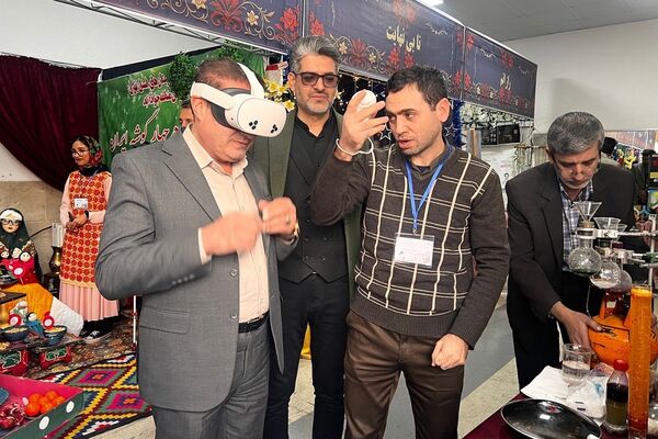 بازدید رئیس اداره آموزش و پرورش کهریزک از نمایشگاه دستاوردهای دانش‌آموزی در اداره کل آموزش و پرورش شهرستانهای تهران 