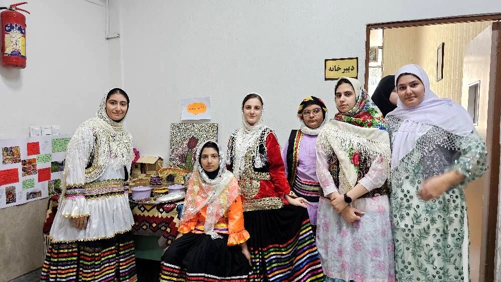 بازدید مسئول پژوهش‌سرای دکتر حسابی از دستاوردهای دانش‌آموزان مدرسه شاهد شهید نوری