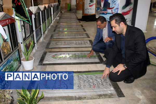 تجدید میثاق مدیر سازمان دانش آموزی استان بوشهر با شهدا