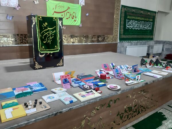 نمایشگاه دست سازه های دانش آموزان دبیرستان بهار آزادی