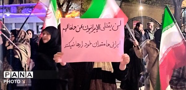 حضور مردم در آرامگاه بوعلی سینا در اربعین رهبر شهید
