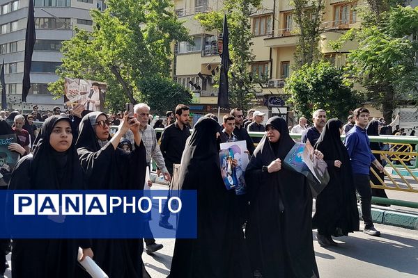 حضور میلیونی مردم تهران برای بدرقه شهید جمهور و یاران