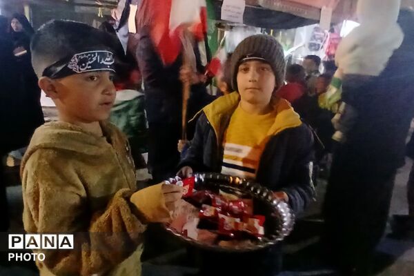 اینجا دانش‌آموزان و فرهنگیان میدان‌داری می‌کنند