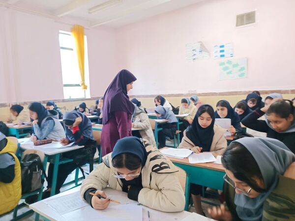 رقابت دانش‌آموزان در آزمون سنجش عملکردی مدرسه دخترانه ایثار