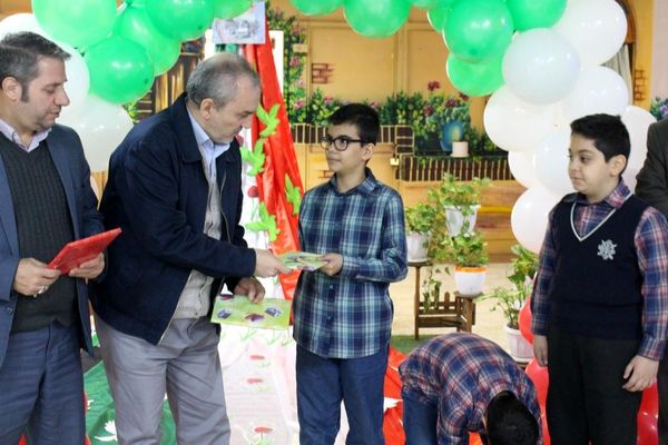 گرامیداشت فرهنگ ایثار با تقدیر از دانش‌آموزان فرزند شهید در منطقه ۵