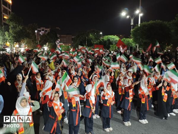 اجرای  سرود حماسی «باید برخاست» توسط دانش‌آموزان پیشتاز ساوجبلاغ