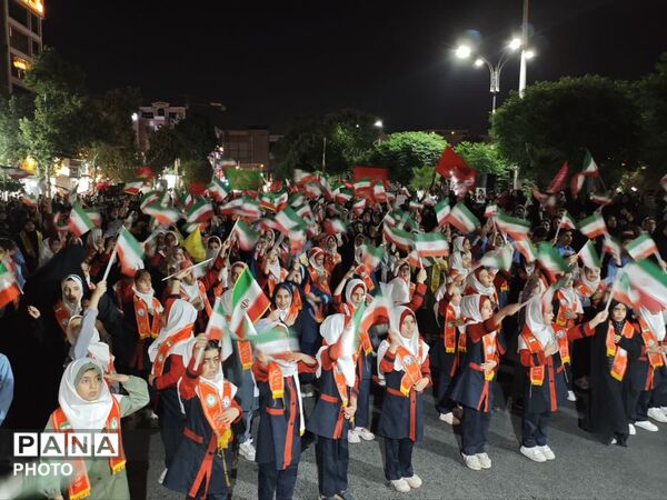 اجرای  سرود حماسی «باید برخاست» توسط دانش‌آموزان پیشتاز ساوجبلاغ