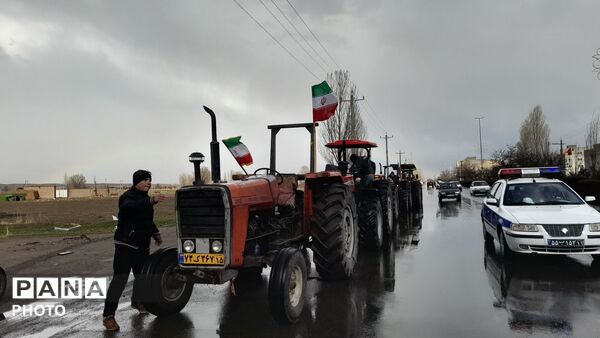 رژه تراکتورسواران در سراب به‌مناسبت چهلمین روز شهادت رهبر امت و شهدای جنگ تحمیلی