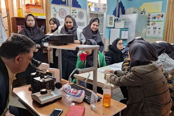 دانش‌آموزان دبیرستان ساره در پژوهشسرای فرهنگ مهارت‌های علمی را تجربه کردند