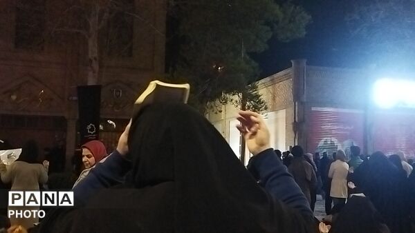 نیشابوری ها قرآن ها را به سر گرفتند-۱ 