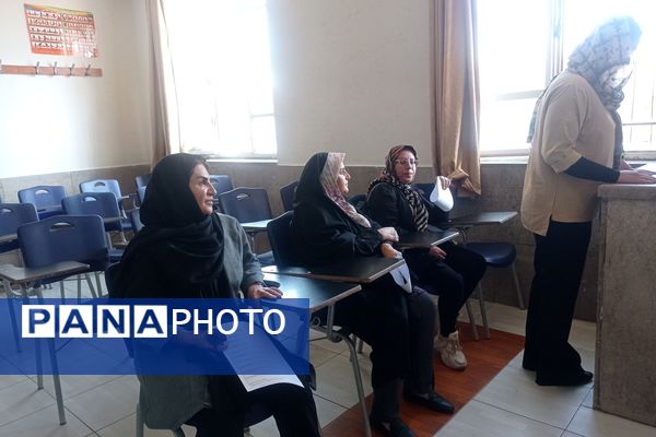 جلسه دیدار معلمان و اولیا در آموزشگاه پویش ناحیه ۳شیراز 