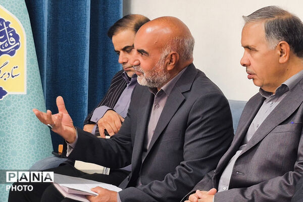 هم‌اندیشی فرهنگی و تربیتی مسئولان آباده با محوریت نماز